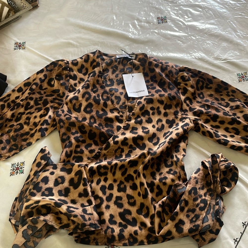 Sisterhood leopard‎ wrap around shirt sleeve top